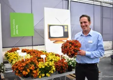 Scott Hanes of Benary holding Tuka Tuka Red Glow. This Bidens ferulifolia is one of the three new introductions to the Tuka Tuka series. The series is characterized by: the bi-colored flowers, the well branched habot and the ‘great alone combinations’.